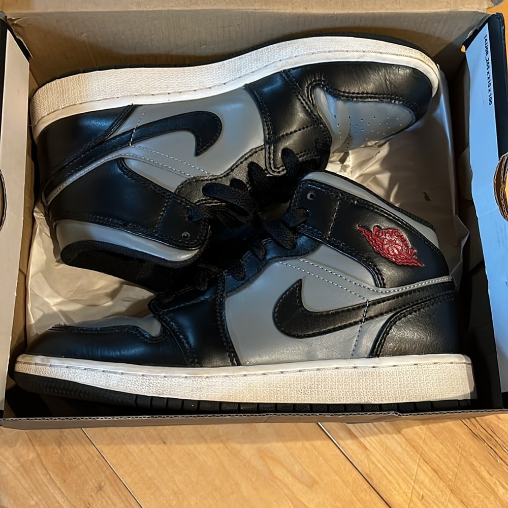 Boys Nike Air Jordan 1 Mid GS Shadow black & gray & red  sneakers size 4 - Picture 2 of 16